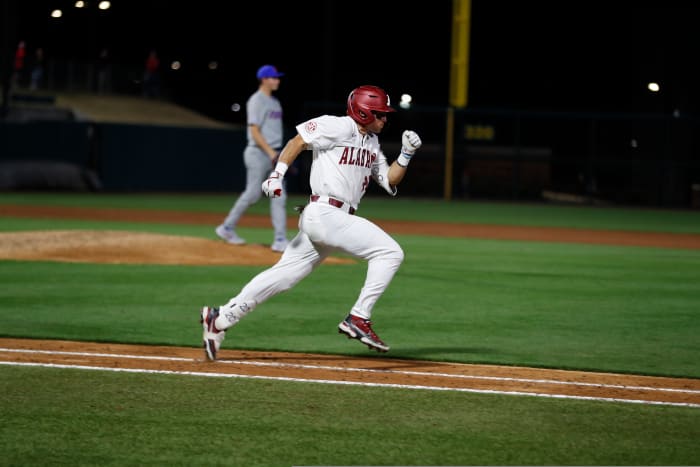 Alabama right fielder Tommy Seidl